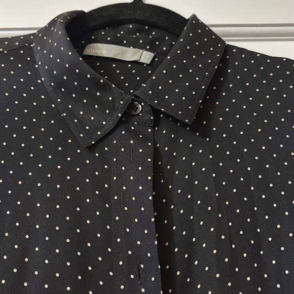 Black and white size small runs more like a size medium silk blouse - Picture 5 of 5